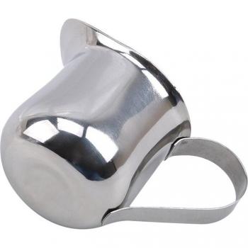 Taza de leche hecha a mano para capuchino