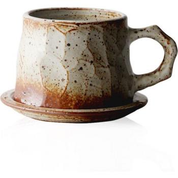 Kunstvolle Keramiktasse im nordischen Stil