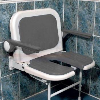 Fauteuil de douche avec assise découpée