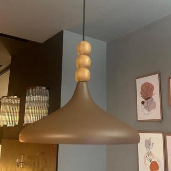 Lustre vintage en bois « Trois perles » – Ambiance cosy