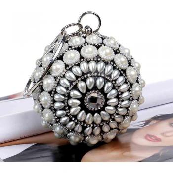 Cartera de mano con perla y cadena de cristal