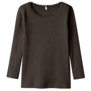 Vístete con la Elegancia Negra: Camiseta NMFKAB