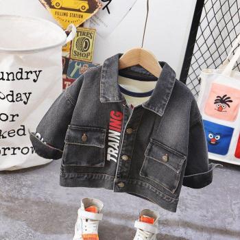 Weicher Denim‑Kleidungs­schutz für junge Mädchen