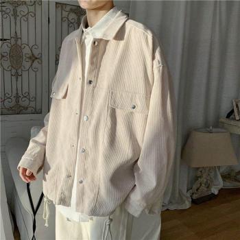 Einfache hoch geschnittene Jacke für den Frühling