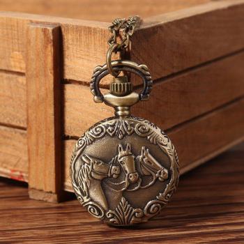 Cronos Equino: Reloj de Bolsillo con Grabado de Caballos