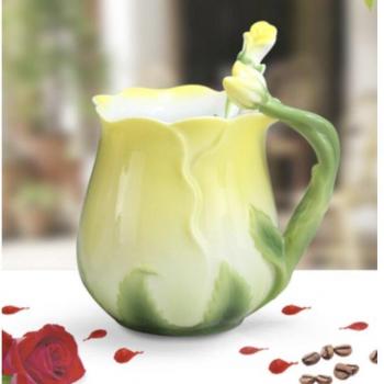 Tazas de porcelana con cucharas para enamorados