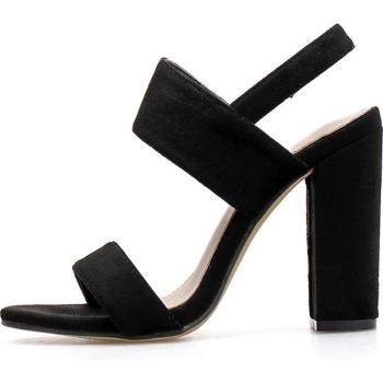 Sandalias elegantes con tacón alto y diseño abierto