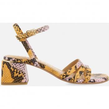 Todos los nombres hacen referencia al mismo producto: sandalias de tacón para mujer hechas de piel con un diseño que incorpora un estampado de serpiente o animal similar. Los diferentes nombres pueden reflejar variaciones en el color o el patrón del es