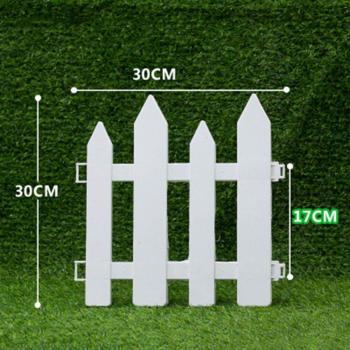 Weißer PVC Zaun für festliche Gartenauffahrt