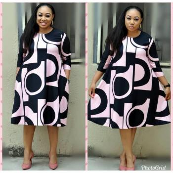 Tenue Féminine Africaine Stylisée – Col Rond, Manteau Trapèze