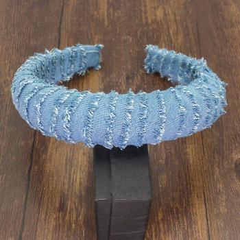 Bandeau en tissu denim avec chaîne ornementale