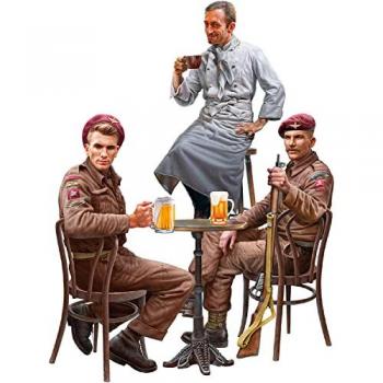 Britse Soldaten in Café
