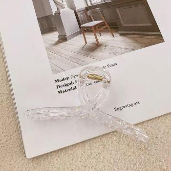 Pince à cheveux style intersect – Tendance Morandi