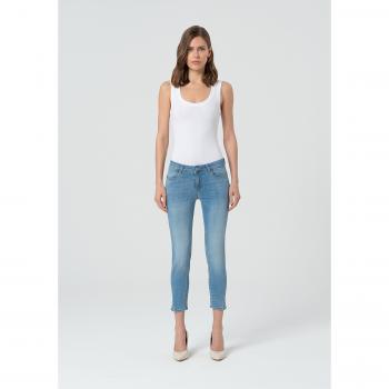 Jeans Cropped Levanta Bumbum em Denim Lavagem Clara