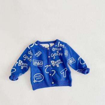 Freundliche Strickjacke für Babys