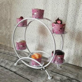 Étagère à desserts en fer forgé