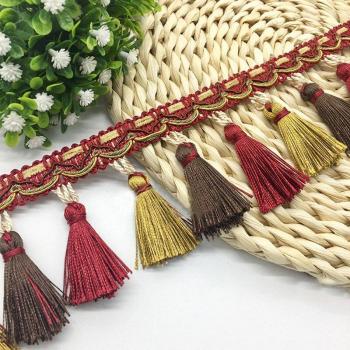 Detalle Artesanal: Cortina de Pared con Flecos y Encaje