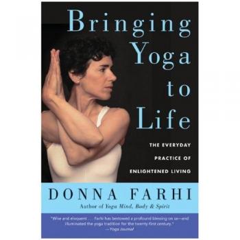 Bringing Yoga to Life : The Everyday Practice of Enlightened Living