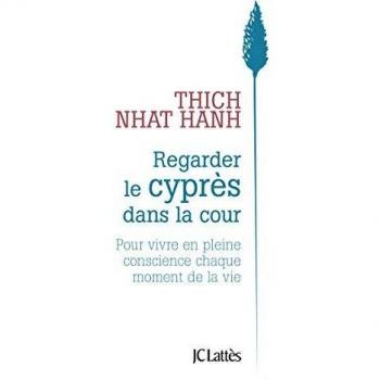 Regarder le cyprès dans la cour