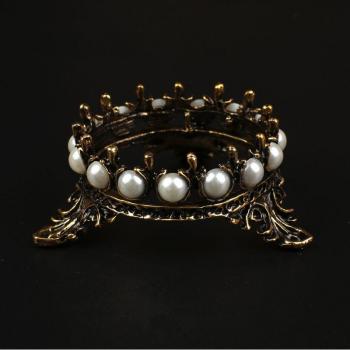 Cepillo de uñas en forma de corona