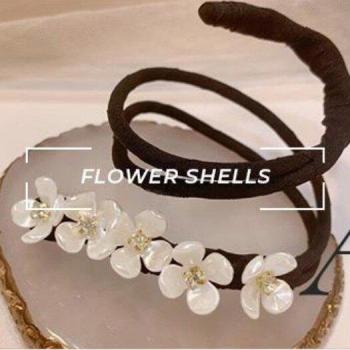 Coiffure paresseuse avec épingle à fleurs