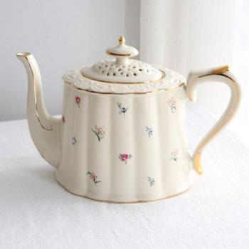 Classic European Retro Café Set – 5‑Piece Ceramic Tea & Coffee Set with Saucer & Kettle