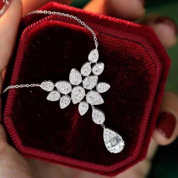 Bijoux argentés mariage avec boucles d'oreilles et collier