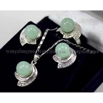 Ensemble pendentif AAA avec boucles d'oreilles et bague en jade vert