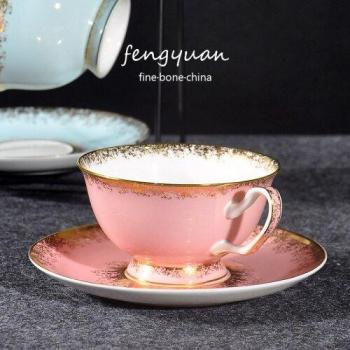 Taza de boda en colores dorado, rosa y azul