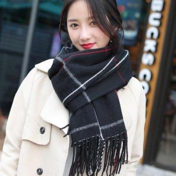 Warmer Strickschal für Mädchen mit Quasten