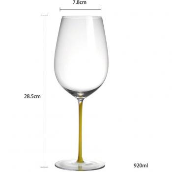 Verre à vin rouge avec fond noir en cristal