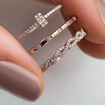 Élégance Douceur – Bagues de Mariage en Or Rose avec Breloque Cristalline