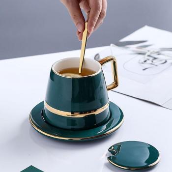 Porzellan-Kaffeetassen in Grün mit Goldrand, Untertasse, Deckel und Löffel