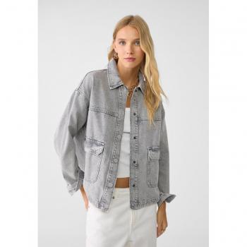 Denim-Hemdjacke mit vorderen Taschen in Perlgrau von Stradivarius