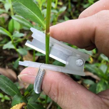 Multifunctional Thumb Knife for Gardening