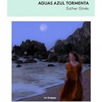 Aguas azul tormenta.