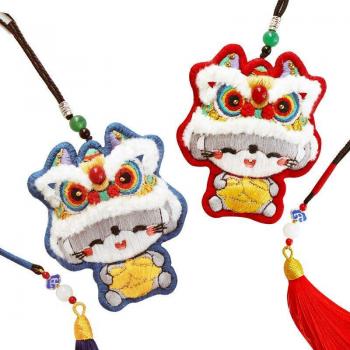 Pendentif brodé Lion Souris fait main