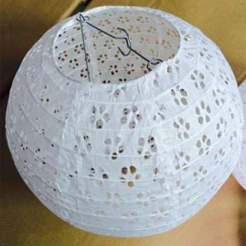 Lanterne de Mariage en Papier Évidée Ronde Blanche