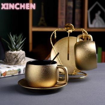 Frost Kaffeetasse mit goldenen Teelöffeln