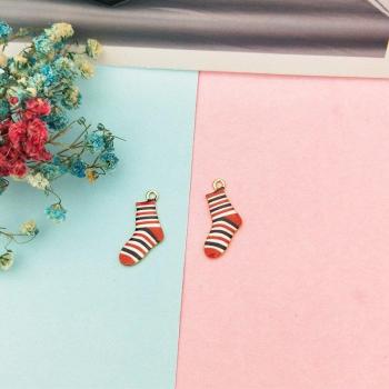 Breloques en métal pour bijoux chaussettes rayées