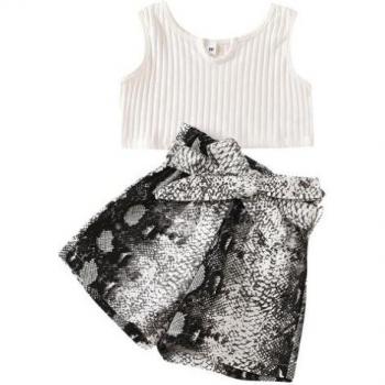 Look Festif Mini: Ensemble Gilet & Short pour Photos