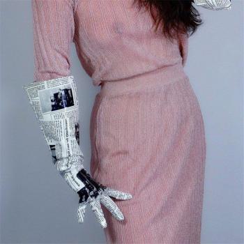 Damen Latex Handschuhe kurz, Glanzleder, 5 Zoll, Zeitung Muster, Schwarz Weiß, Trend WPU218