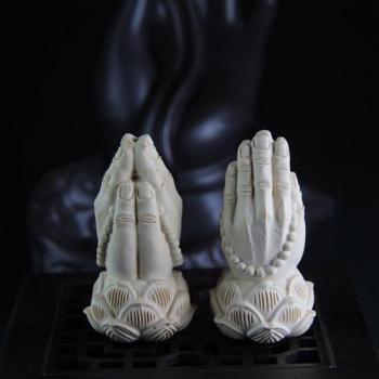 Statua di Mano in Legno Elegante