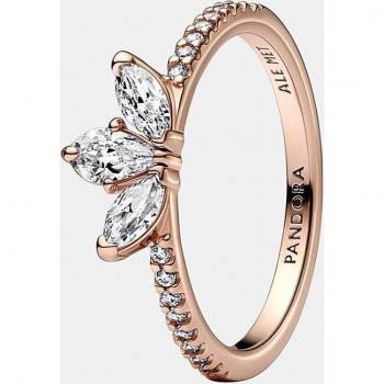 Todos los anillos mencionados son el mismo producto pero con diferentes detalles. El primero es un anillo de la colección Timeless de Pandora, con diseño herbario y adornado con circonitas en un acabado brillante. El segundo es similar al primero, pero 