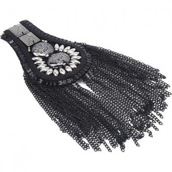 Broche decorativo de traje con flecos y diseño urbano