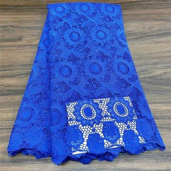 Klassischer royalblauer Kabelstoff mit feiner Stickerei