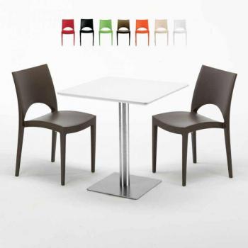 Table carrée blanche avec chaises colorées
