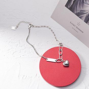 Tobillera femenina de plata con forma de corazón