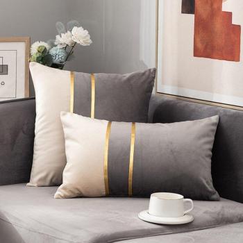 Samt Kissenbezug für Sofa in Kontrastfarbe mit Goldakzenten