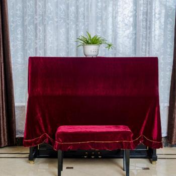 Elegante Klavierabdeckung aus hochwertigem Stoff
